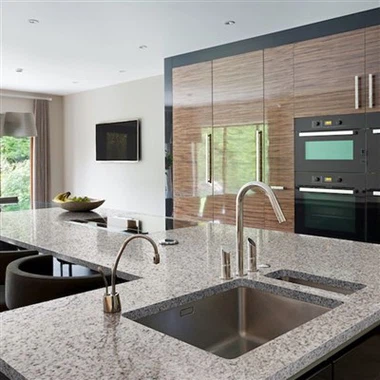 Laje de bancada em granito cinza claro